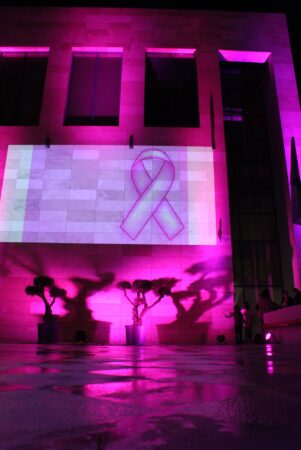 Δήμος Ηλιδας: Συγκινητικές στιγμές στην εκδήλωση φωταγώγησης του Πολυχώρου Πολιτισμού στην Αμαλιάδα για τον καρκίνο του μαστού (photos)   