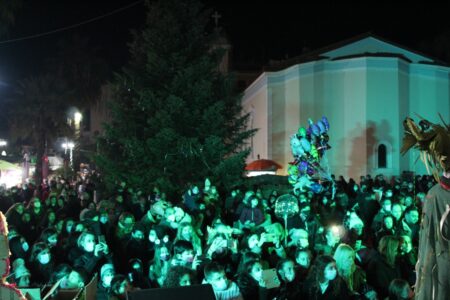 Δήμος Ηλιδας: Φωταγωγήθηκε το Χριστουγεννιάτικο δέντρο στην Αμαλιάδα (photos)