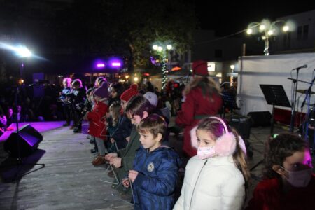 Δήμος Ηλιδας: Φωταγωγήθηκε το Χριστουγεννιάτικο δέντρο στην Αμαλιάδα (photos)