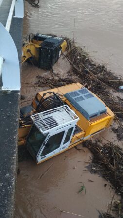 Φλόκα: Ο Αλφειός ποταμός έχει "φουσκώσει" και τα νερά παρέσυραν μηχανήματα του δήμου στο Φράγμα Φλόκα