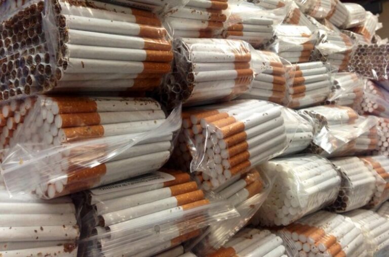 ΑΑΔΕ: «Μπλόκο» σε μεγάλο λαθρεμπόριο τσιγάρων στον Πειραιά- Οι αναλογούντες φόροι και δασμοί είναι ύψους 21 εκατ. ευρώ.