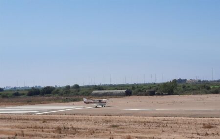 Πρώτη πτήση στο Αεροδρόμιο Επιταλίου μετά την επαναλειτουργία του- Παρουσία του Αντιπεριφερειάρχη Π.Ε Ηλείας Β. Γιαννόπουλου, η προσγείωση του Αεροσκάφους Cessna 172, από τους Θ.Γιαννακούλια και Γ.Ζαχαρόπουλο (Photos)