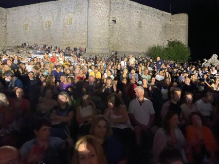 Ο Γιάννης Χαρούλης στο Κάστρο Χλεμούτσι- Μια συναυλία-ορόσημο, που θα μνημονεύεται για χρόνια (Photos)