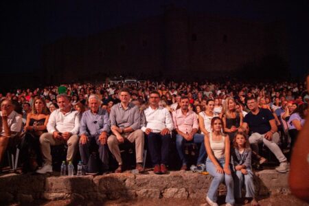 Ο Γιάννης Χαρούλης στο Κάστρο Χλεμούτσι- Μια συναυλία-ορόσημο, που θα μνημονεύεται για χρόνια (Photos)