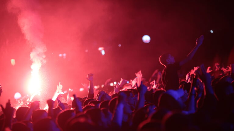«Φλέγεται» το Καυτανζόγλειο από 30.000 θεατές στη συναυλία του «ποιητή» της νέας γενιάς,  ράπερ ΛΕΞ (photos)